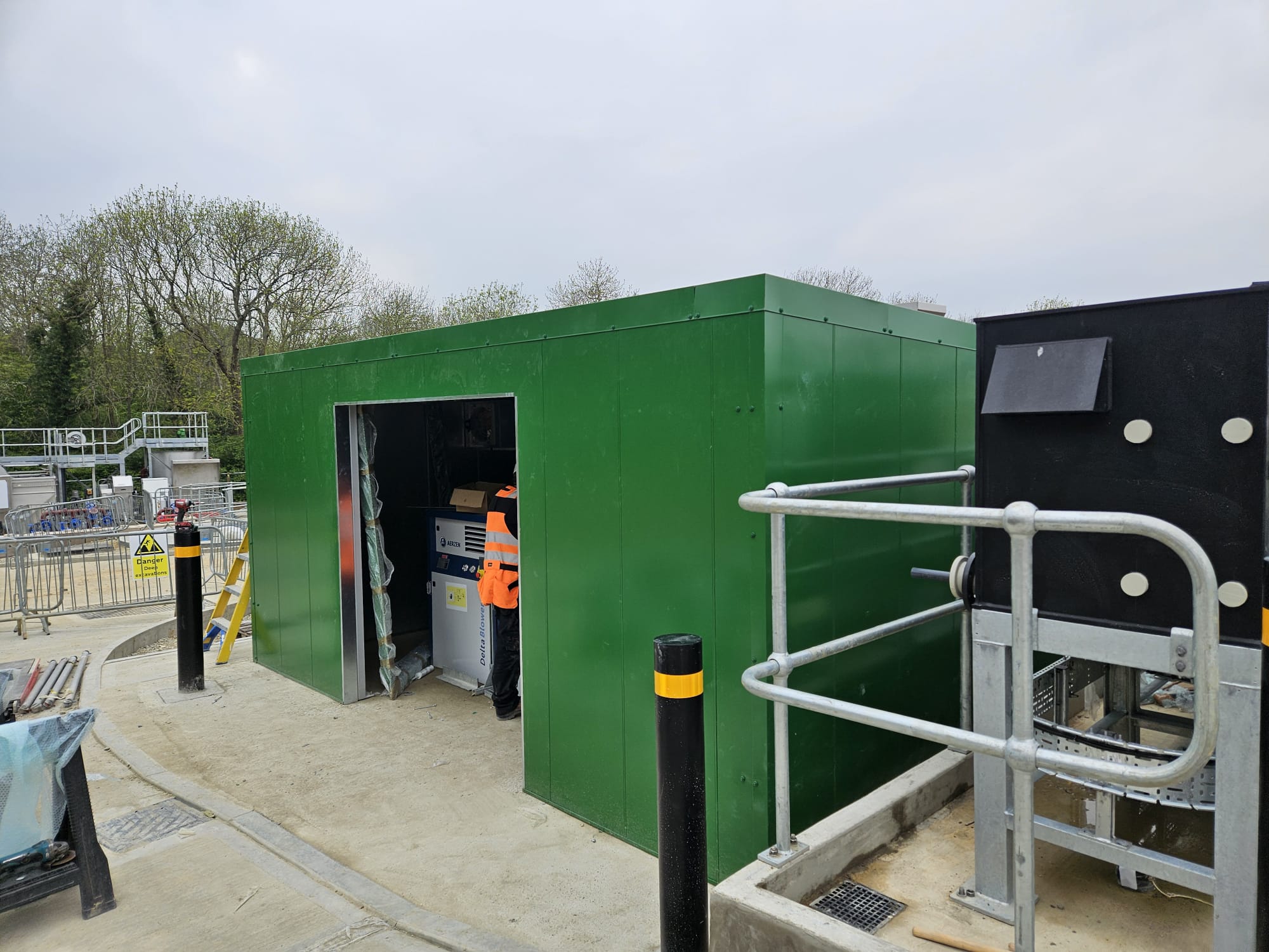 Acoustic enclosure around noisy condensers